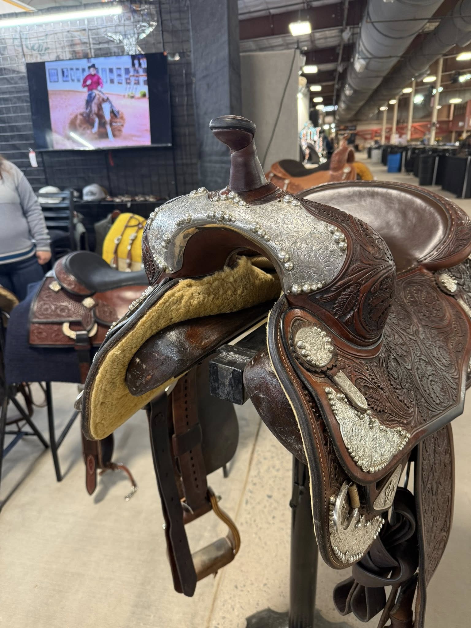 Bob Avila — cantle rear with engraved silver cap