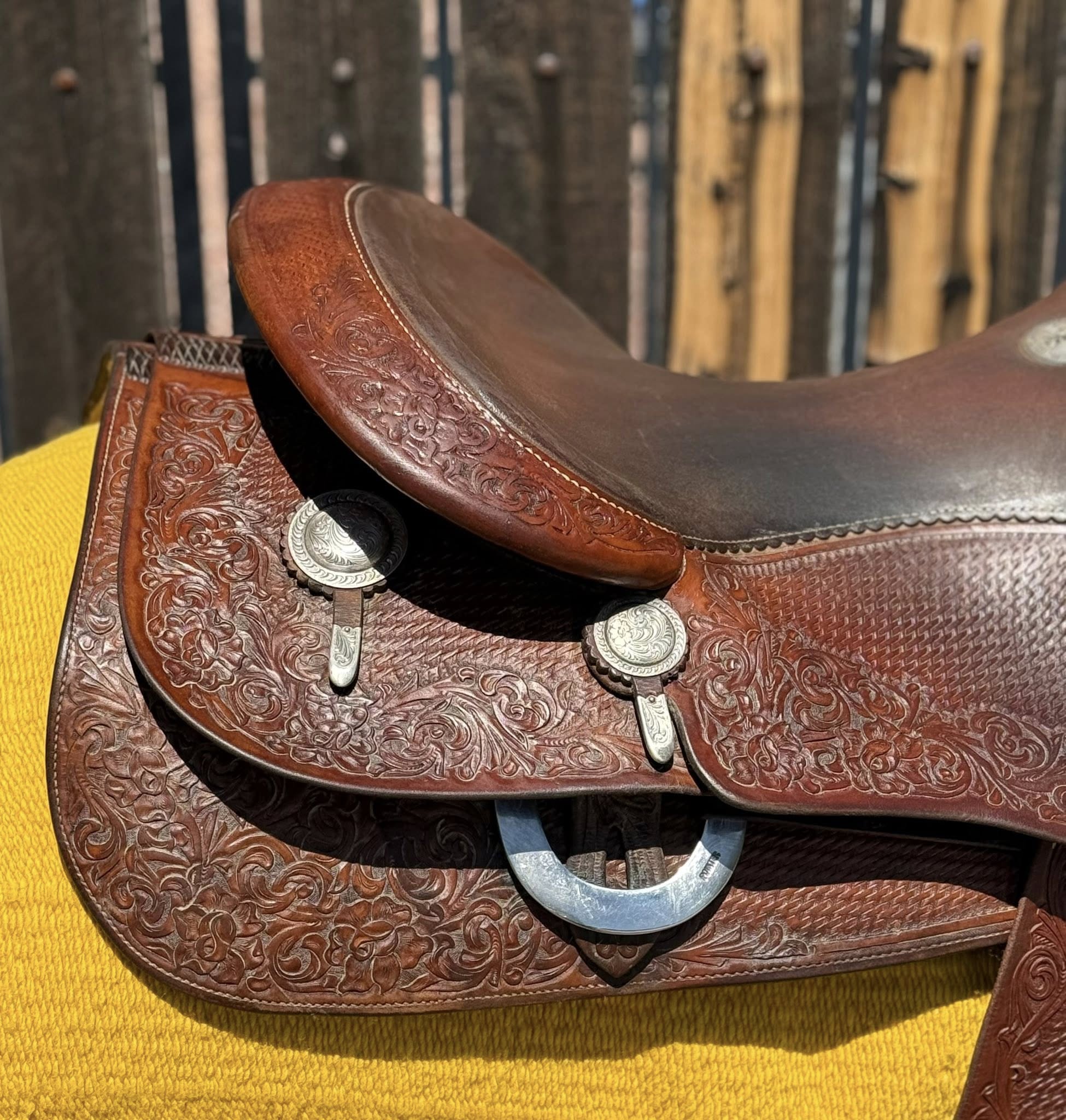 Donn Leson TVB 386 — cantle left silver concho and dee detail