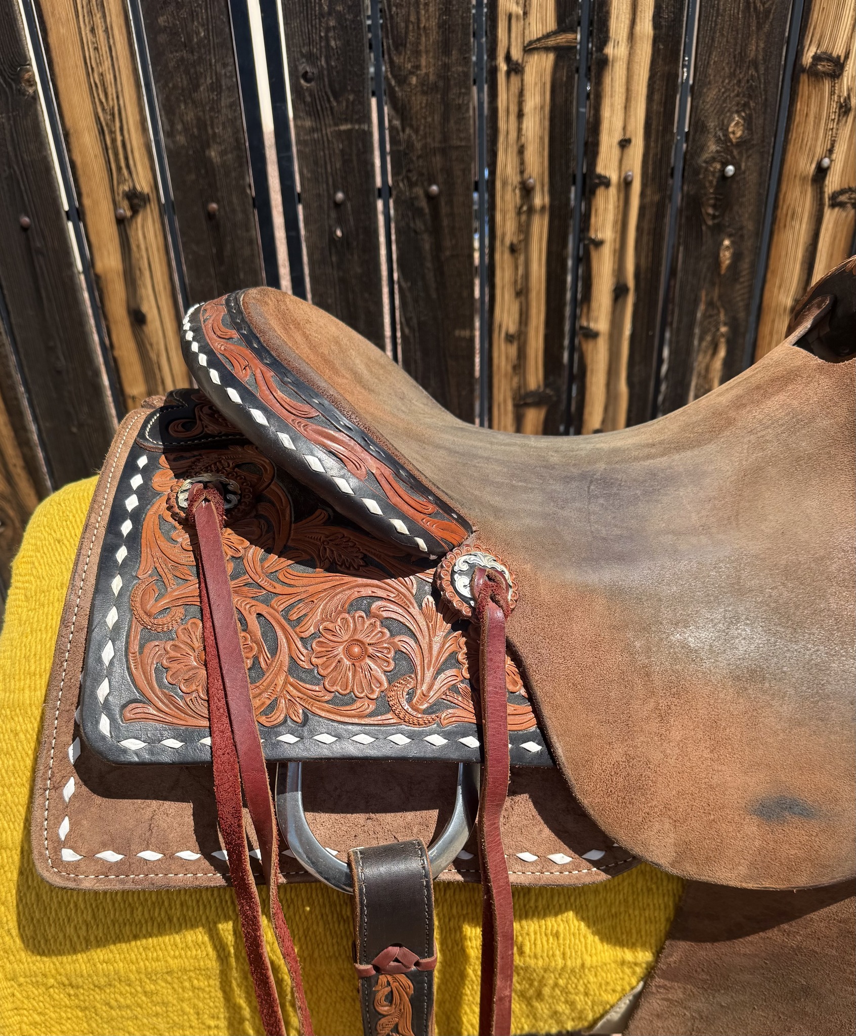 SRS Ranch Saddle — cantle and right skirt buck-stitch detail