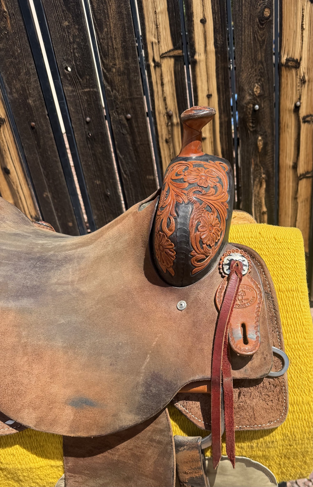 SRS Ranch Saddle — horn and swell tooling detail
